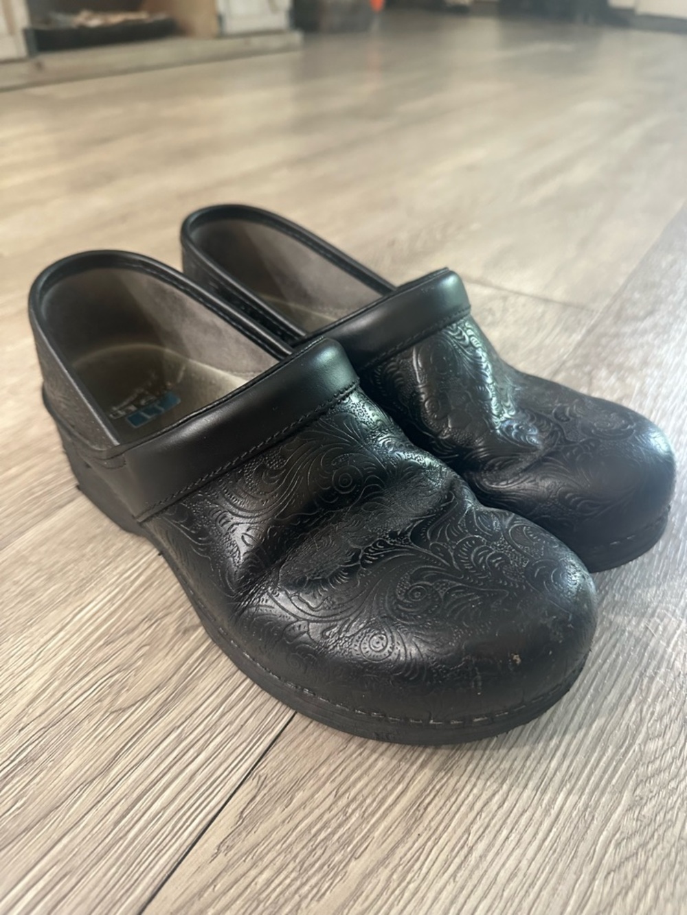 Dansko Black Floral Tooled Leather Slip on Professional Clogs Size 38
